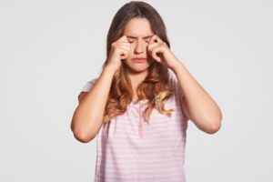foto joven disgustada frota ojos poco animo viste ropa domestica informal posa blanco mujer dormia mal noche concepto ropa cama personas cansancio 176532 8493